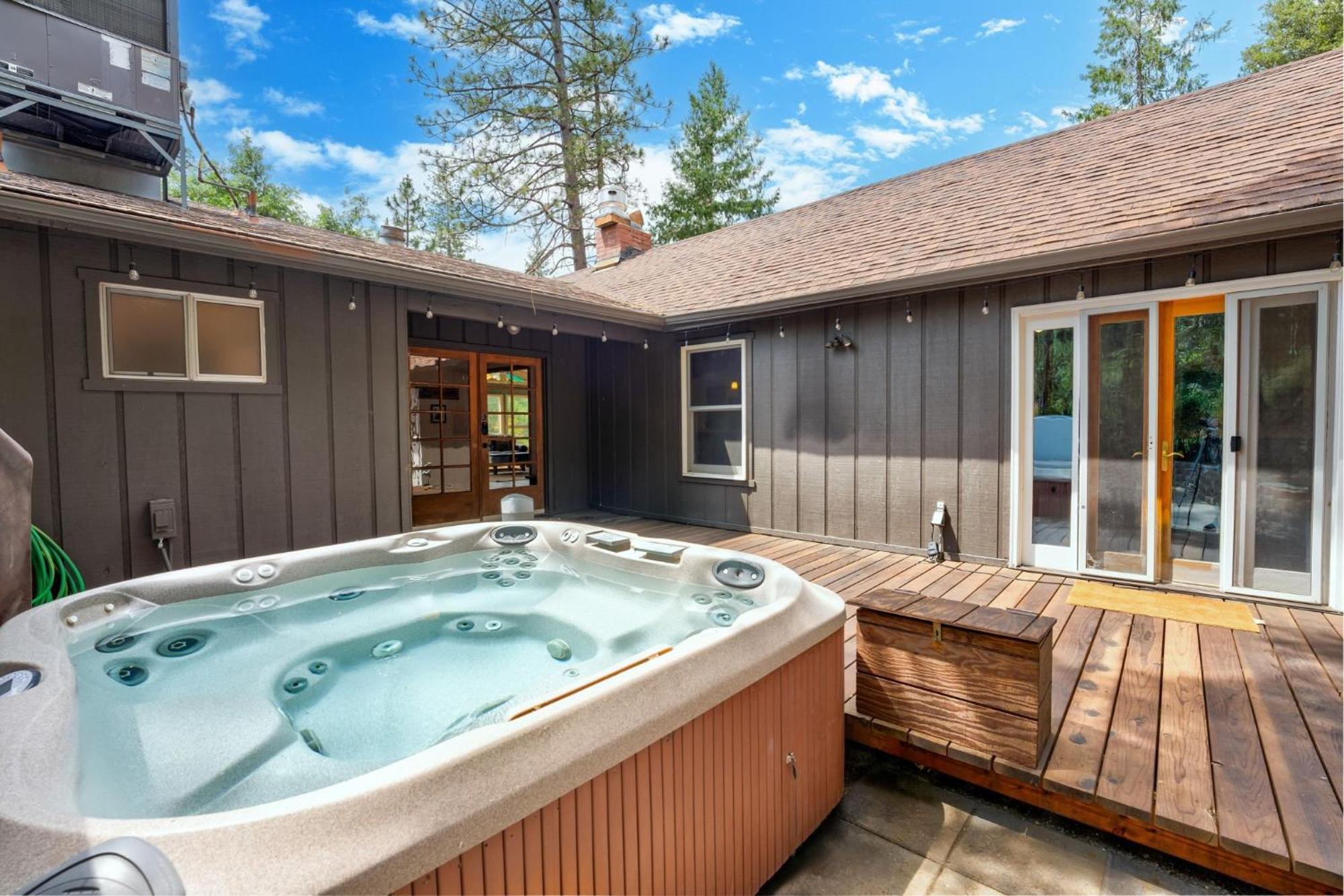 Sierra Mountain Escape - Brand New Spa/Game Room Holiday home Oakhurst
